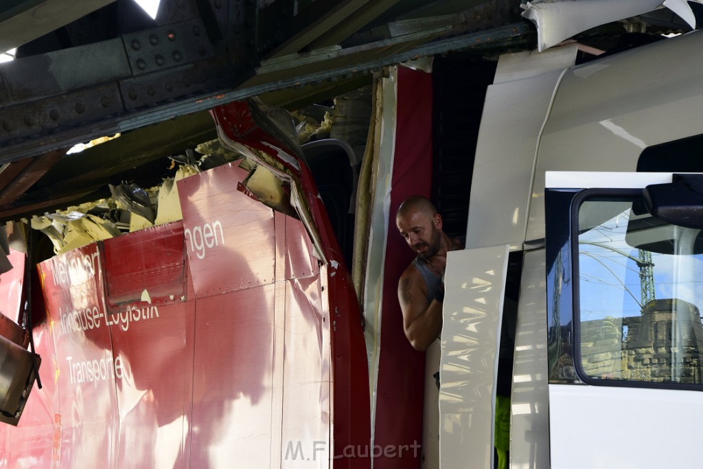 LKW blieb unter Bruecke haengen Koeln Deutz Opladenerstr Deutz Muelheimerstr P023.JPG - Miklos Laubert